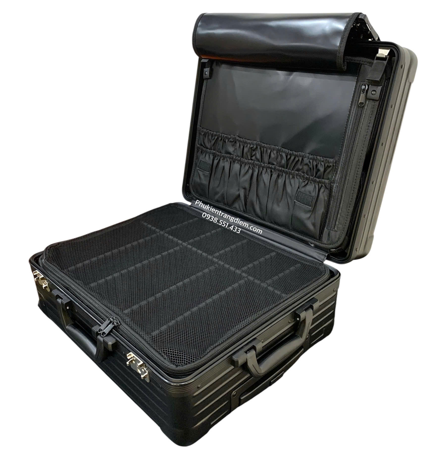 Đây là một chiếc vali đựng mỹ phẩm màu đen, bên trong được sắp xếp gọn gàng với nhiều sản phẩm trang điểm và chăm sóc da cao cấp, tạo cảm giác sang trọng và chuyên nghiệp.
