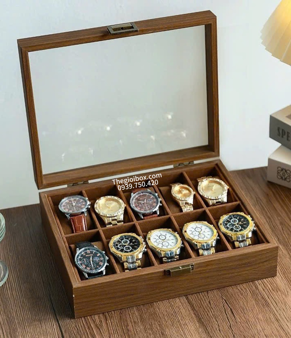Hộp đựng đồng hồ 10 ngăn cao cấp với thiết kế nắp kính trong suốt, lót nhung mềm chống trầy xước, tôn lên vẻ sang trọng và đẳng cấp cho bộ sưu tập đồng hồ của bạn.